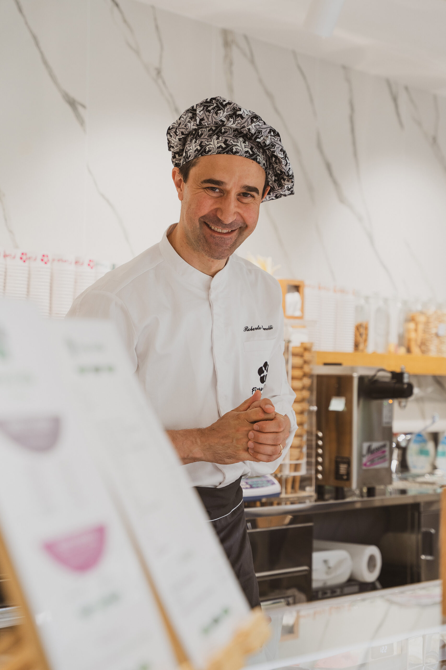 Roberto Comelli sorride nel laboratorio della gelateria