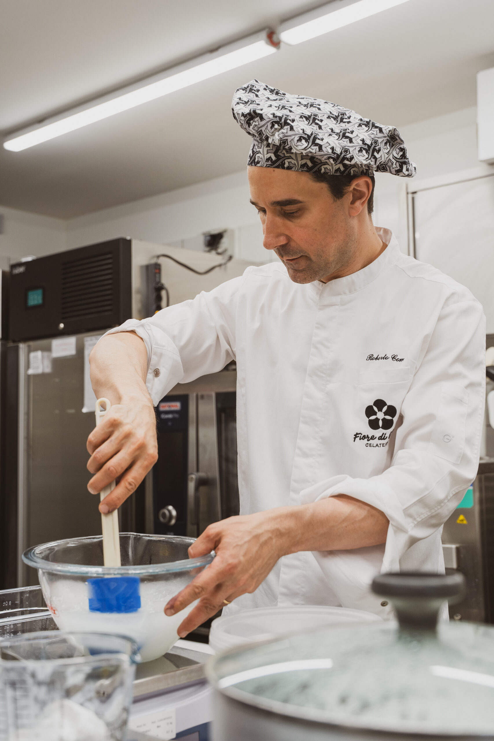Roberto Comelli nel laboratorio mentre mescola una preparazione