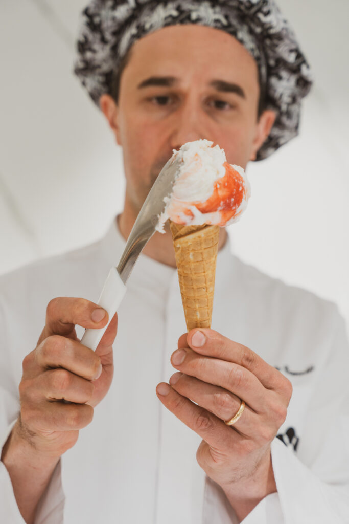 Roberto Comelli che compone un cono gelato