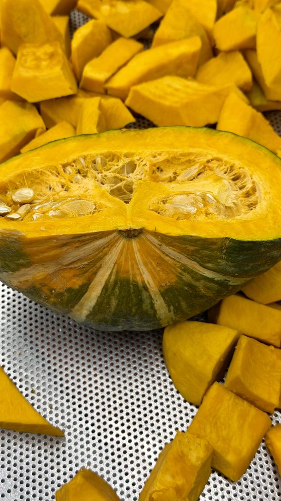 Zucca Delica tagliata a metà e a cubetti