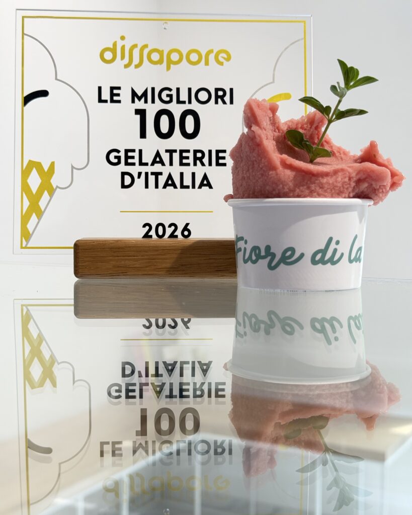 Gelato anguria, pomodoro San Marzano e origano in coppetta, davanti alla targa Dissapore 2026