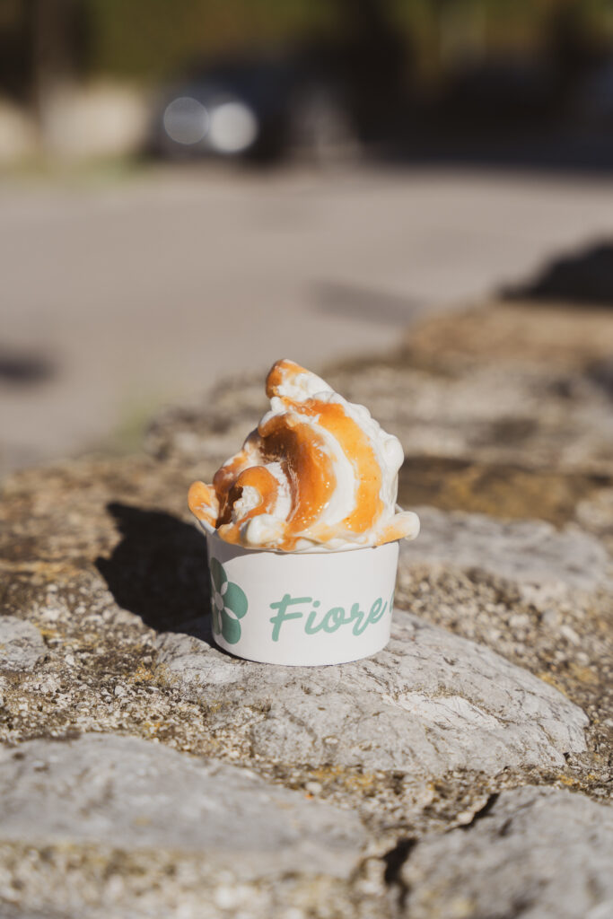 Gelato della linea gastronomica in coppetta, con salsa ambrata
