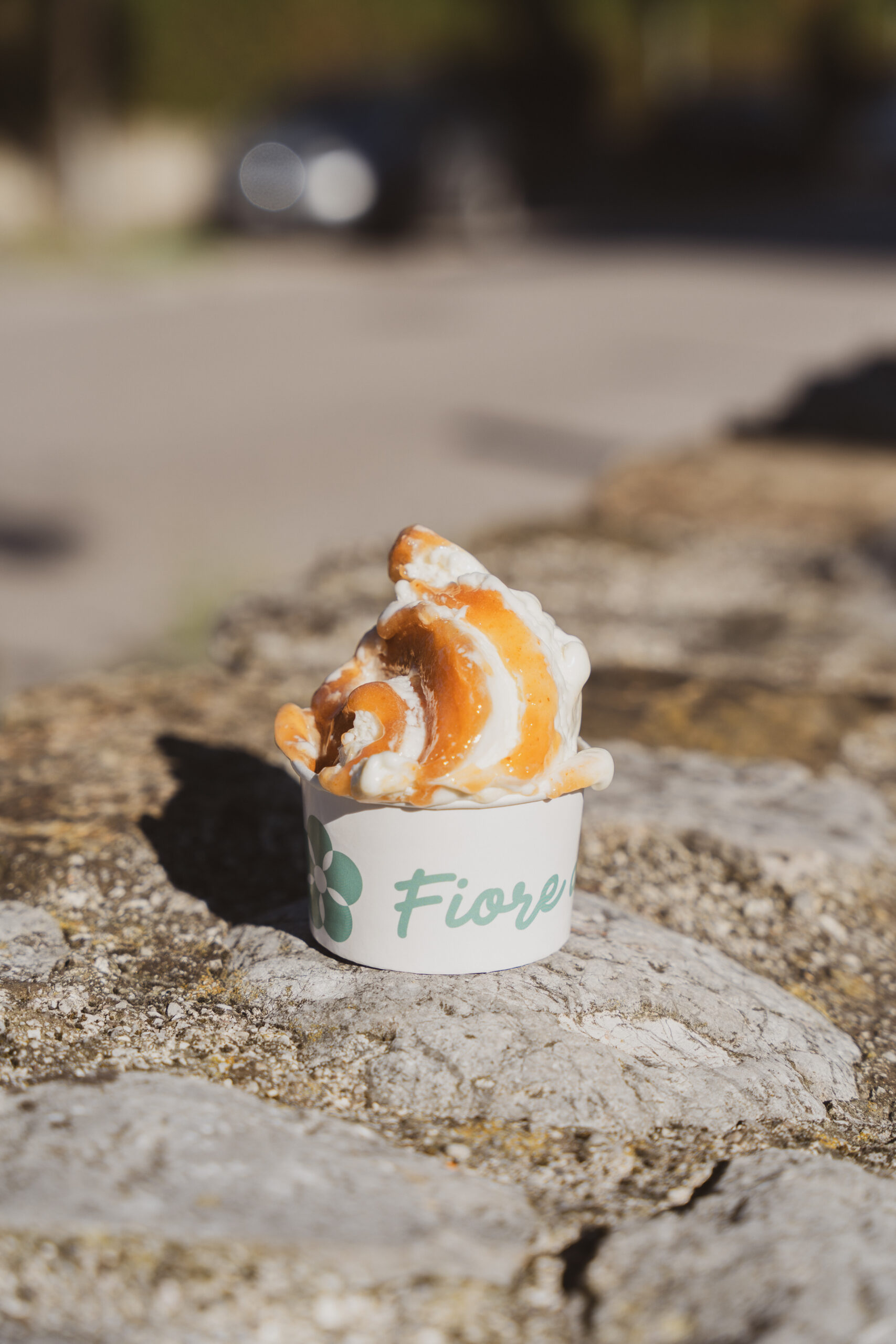 Gelato della linea gastronomica in coppetta, con salsa ambrata