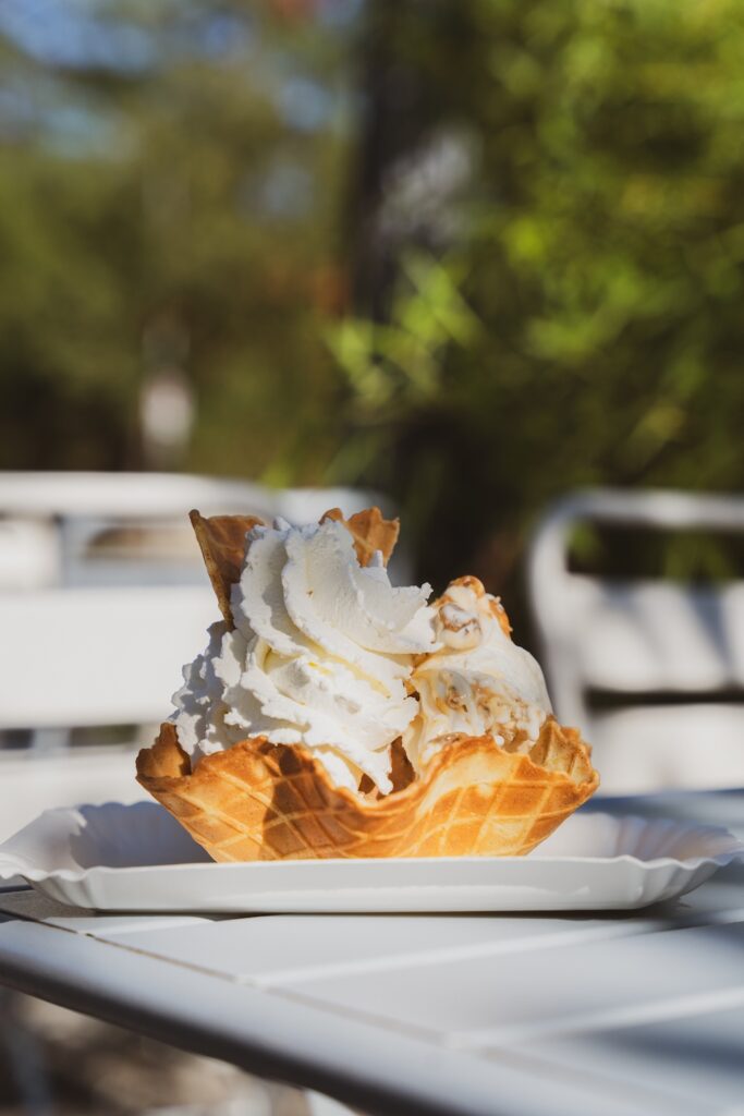 Gelato con panna servito in un cestino di cialda