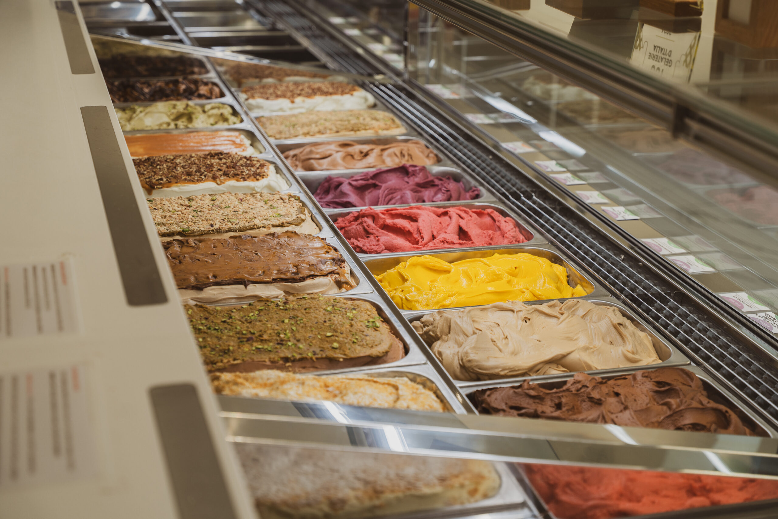 La vetrina dei gusti della gelateria
