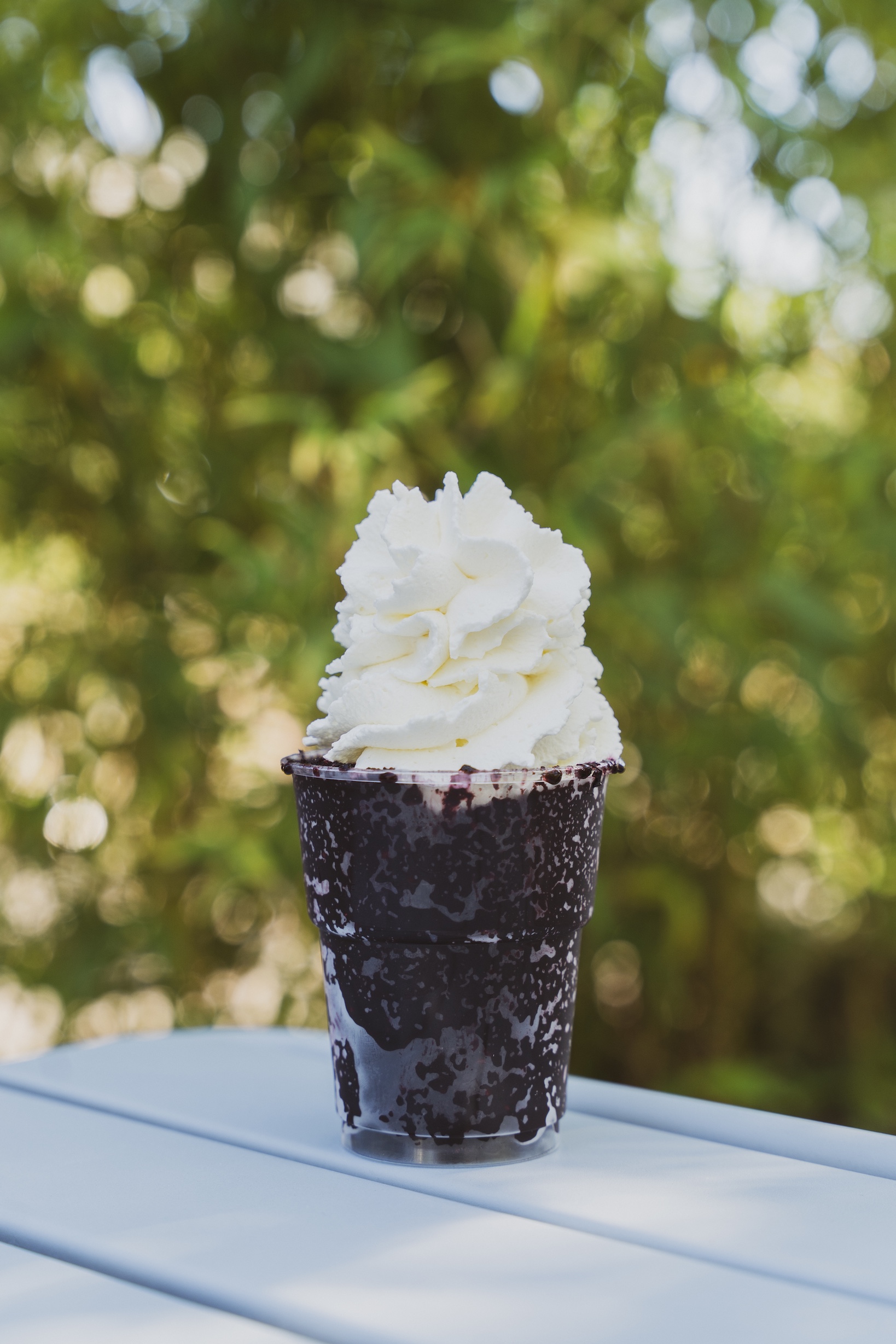Granita siciliana in bicchiere con panna montata