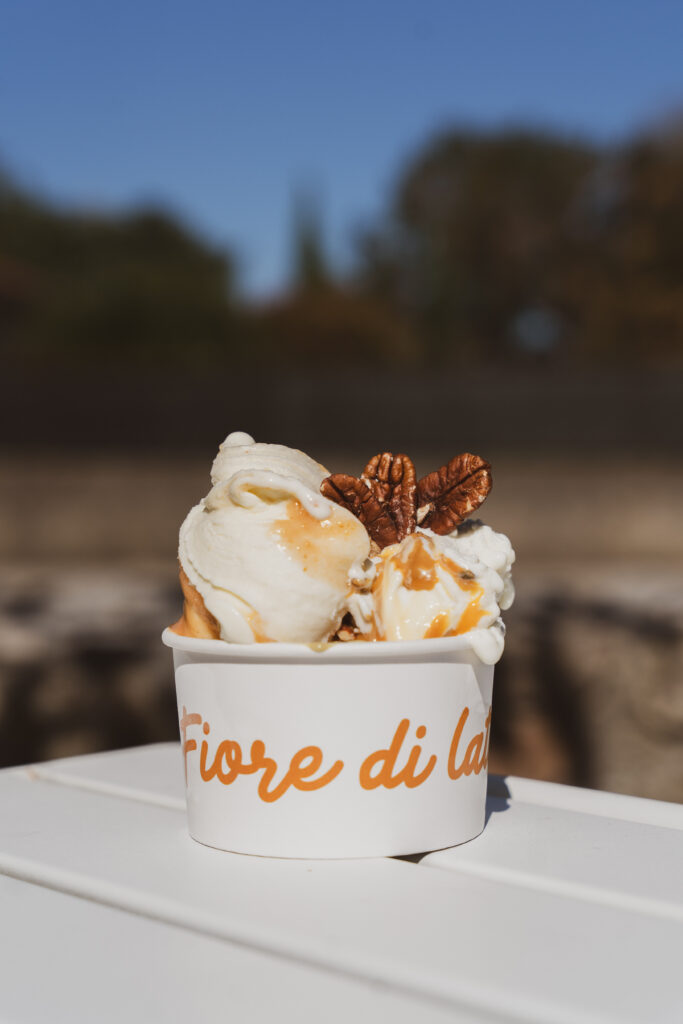 Gelato della Linea Fibra in coppetta, con salsa e frutta secca in superficie