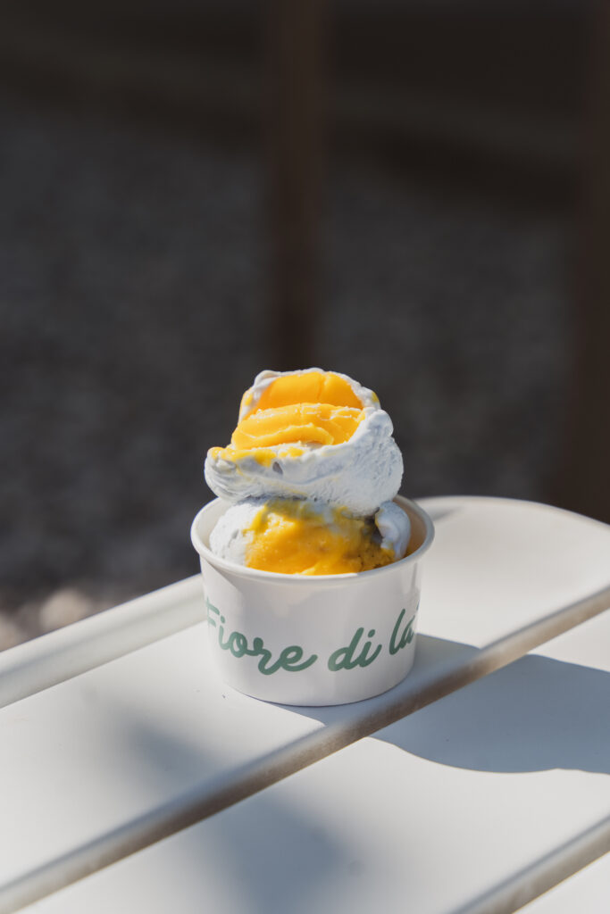 Gelato della Linea Sole in coppetta, con salsa arancione