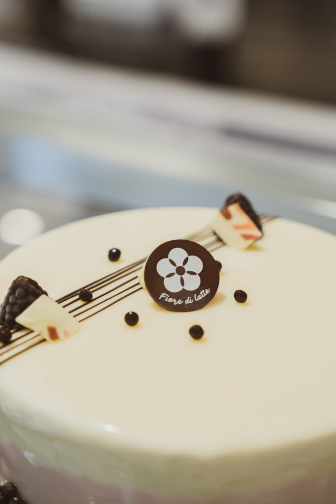 Semifreddo bianco decorato con cioccolato e con il logo Fiore di Latte